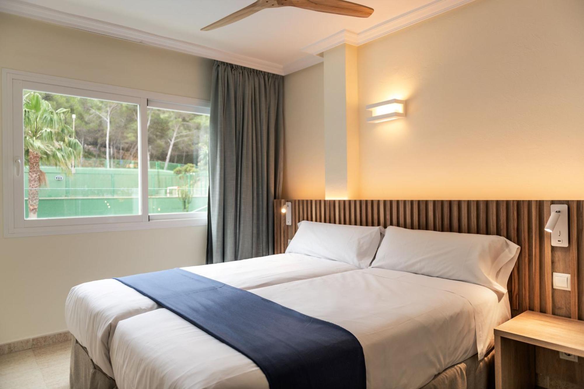 Hotel El Pinar Кала Лонга Екстериор снимка