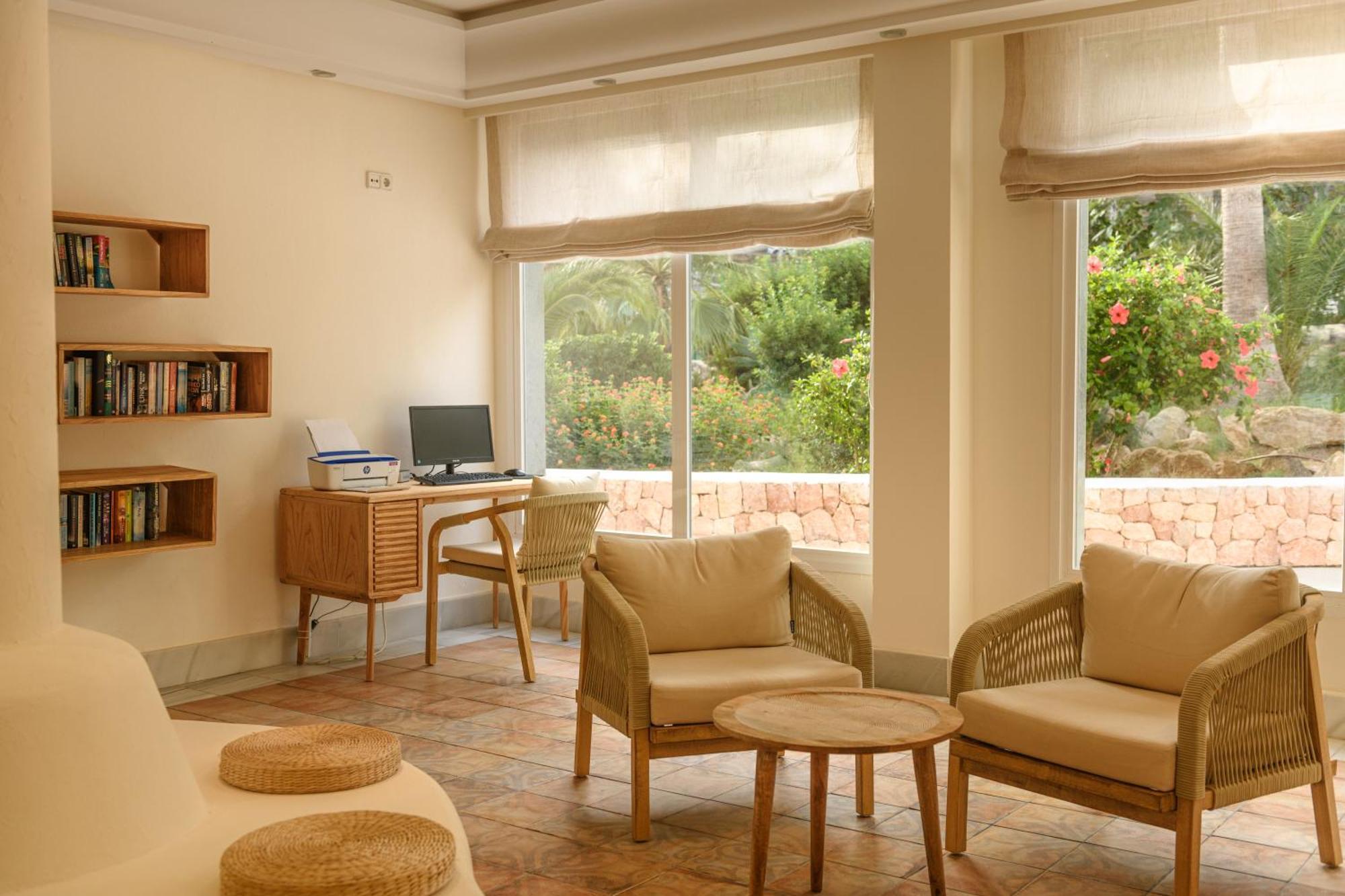 Hotel El Pinar Кала Лонга Екстериор снимка